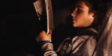 Ler no Escuro Prejudica a Visão? Verdades e Mitos Revelados por Oftalmologistas - Cover Image