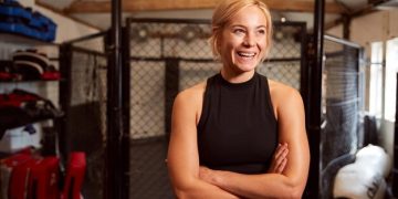 Musculação Feminina: Desvendando Mitos Sobre Feminilização e Hormônios - Cover Image