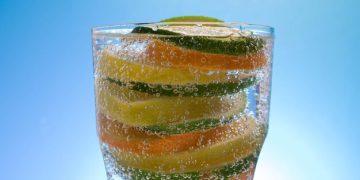 Água com gás faz mal? Mitos e verdades por dentistas e nutricionistas - Cover Image