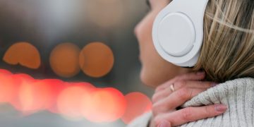 Fones de ouvido: Cancelamento de ruído adaptativo e áudio espacial valem a pena? - Cover Image
