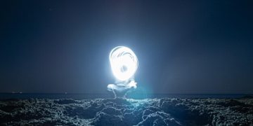 A Influência da Lua nas Marés: Guia Completo das Forças Gravitacionais - Cover Image
