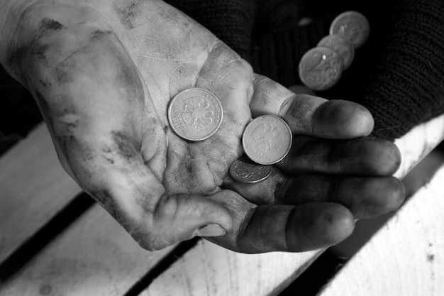 A black and white photograph of the Brazilian Republican leaders during the proclamation, with symbolic representation of the old and new currencies.